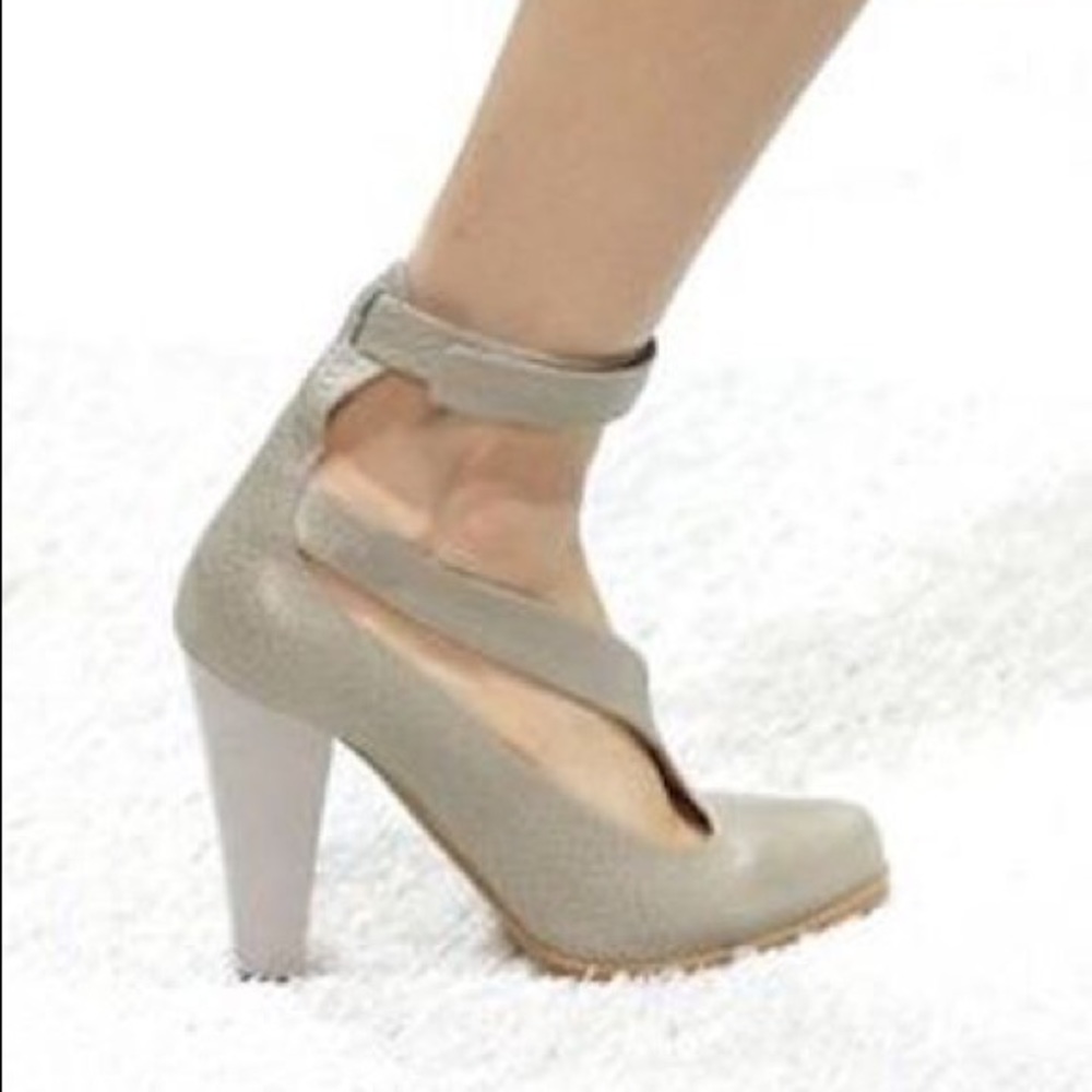 ✔️Authentic Brand New Chloe Runway Strap Pumps